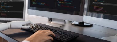 Üretken yapay zeka ya da yapay zeka tarafından kodlanan program otomasyonu. Robotik el ve insan yazılım geliştiricisi arasındaki işbirliği betik çözme, hata ayıklama veya yazma.