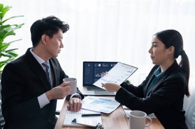 Ofisteki analist ekibi veri analizi ve pazarlama stratejisini güçlü takım çalışmasıyla yapılan toplantıda iş performansını artırmak için BI gösterge paneli ve istatistikleri kullanarak tartışıyor. Sevinçli.