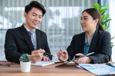 Ofisteki analist ekibi, veri analizi ve pazarlama stratejisini, BB paneli ve tablet ekranındaki istatistik ekranı kullanarak, takım çalışmasıyla olan iş performansını artırmak için tartışıyor. Sevinçli.