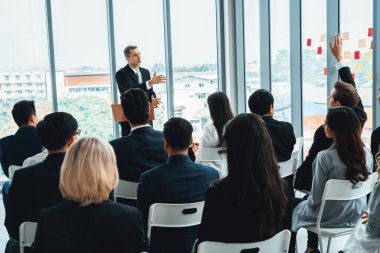 Bir grup iş adamı seminer konferansında toplanıyor. Seyirciler, çalışanların eğitim seanslarındaki eğitmenleri dinliyor. Uzman konuşmacı ile ofis çalışanları toplantısı. Jivy