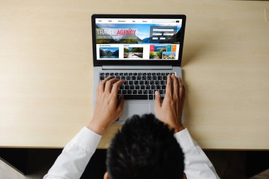 Model arama ve seyahat planlama için internet sitesi uçuş, otel ve tur rezervasyonları için anlaşma ve paket sunuyor