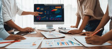 Panorama analist ekibi, FBI Fintech 'i kullanarak dizüstü bilgisayarla mali raporu analiz ediyor. İş adamları iş görüşü için dizüstü bilgisayarda gösterilen kontrol panelini inceliyor. İnceleyin