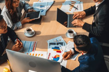 İş adamları grup toplantısı ofiste yukarıdan çekildi. İş kadınları, iş adamları ve ofis çalışanları toplantı masasında proje planlama belgeleriyle takım konferansında çalışıyorlar. Jivy