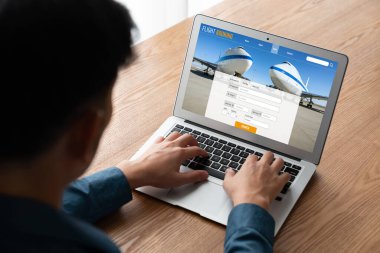 Online uçuş rezervasyon sitesi mod rezervasyon sistemi sağlar. Seyahat teknolojisi kavramı .