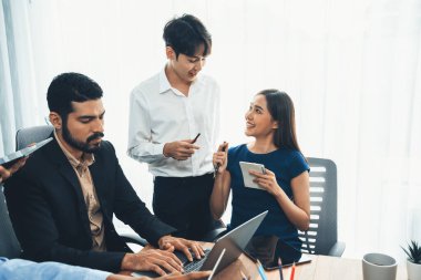 Profesyonel Asyalı çalışanlar, şirket ofisinde takım olarak çalışarak iş planları ve bilgisayarla başarılı olmak için verileri tartışırlar. Modern ofis çalışanı takım çalışması konsepti. Uyum