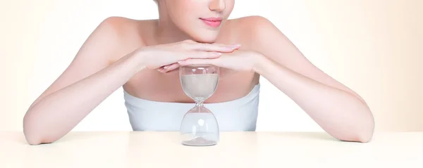Closeup Personable Model Holding Hourglass Beauty Concept Aging Skincare Treatment — Fotografia de Stock