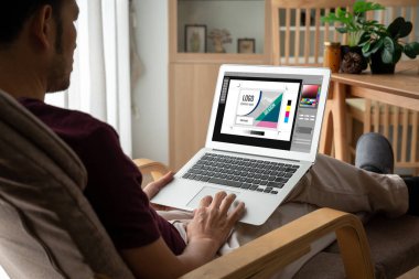 Web sayfasının modern tasarımı ve bilgisayar ekranında gösterilen ticari reklamlar için grafiksel tasarımcı yazılımı