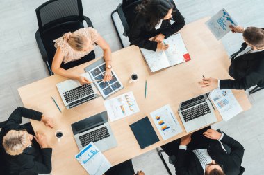 İş adamları grup toplantısı ofiste yukarıdan çekildi. İş kadınları, iş adamları ve ofis çalışanları toplantı masasında proje planlama belgeleriyle takım konferansında çalışıyorlar. Jivy