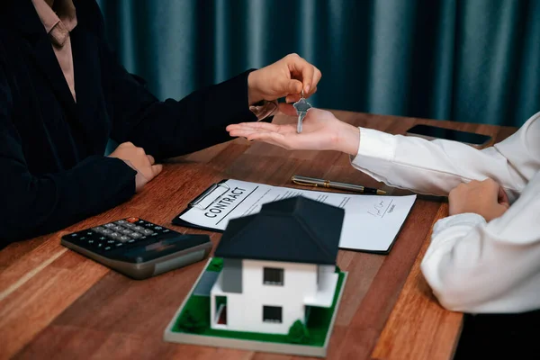 Der Immobilienmakler Übergibt Dem Käufer Nach Erfolgreichem Abschluss Des Hauskreditvertrages — Stockfoto