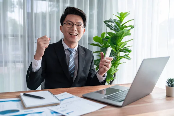 Aufgeregter Asiatischer Geschäftsmann Feiert Erfolg Schreibtisch Glücklicher Büroangestellter Erreicht Geschäftsziele — Stockfoto