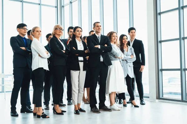 Başarılı iş adamları, işçi toplumunun güçlü ilişkilerini göstermek için bir arada duruyorlar. Modern ofiste güçlü bir takım çalışması sergileyen bir iş adamı ve iş kadını ekibi. Jivy