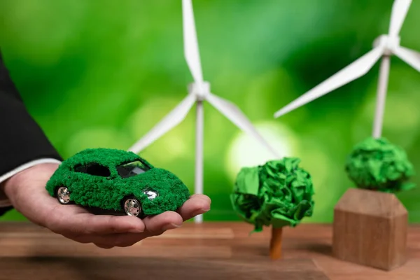 Бизнесмен Держащий Зеленую Модель Экологического Автомобиля Офисе Электромобиль Используемый Экологически — стоковое фото