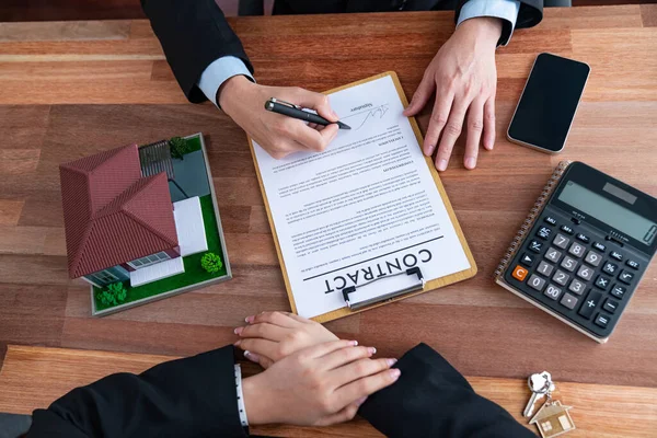 Käufer Unterzeichnen Hauskreditvertrag Mit Zufriedenheit Nachdem Sie Laufzeit Und Zustand — Stockfoto
