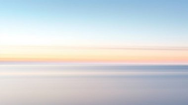 Sakin okyanus manzarasında parlak turuncu deniz mavisi rengi ufku olan açık mavi gökyüzü günbatımı. ResimComment
