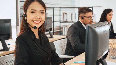 Ofiste çalışan kulaklık takan işadamları uzak müşteri ya da meslektaşlarını desteklemek için çalışıyorlar. Çağrı merkezi, tele pazarlama, müşteri destek acentesi telefon görüşmesinde hizmet sağlıyor. Jivy