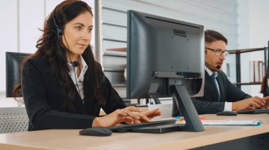 Ofiste çalışan kulaklık takan işadamları uzak müşteri ya da meslektaşlarını desteklemek için çalışıyorlar. Çağrı merkezi, tele pazarlama, müşteri destek acentesi telefon görüşmesinde hizmet sağlıyor. Jivy