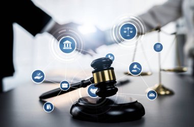 Akıllı hukuk, hukuki danışmanlık simgeleri ve avukatlık bürosunda çalışan araçlar dijital hukuk kavramını ve çevrim içi hukuk ve yönetmelik kavramlarını gözler önüne seriyor .