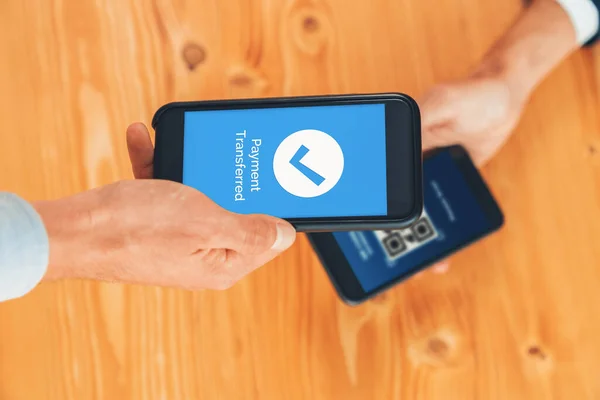 Gyors Biztonságos Tranzakciók Kód Technológiával Mobil Banki Alkalmazáson Lehetővé Téve — Stock Fotó