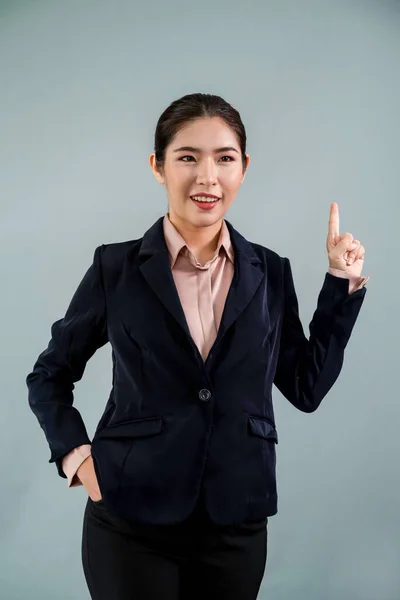 Joven Empresaria Asiática Confiada Traje Formal Señalando Con Dedo Hacia —  Fotos de Stock