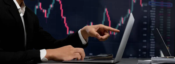 Investitore Borsa Dito Puntando Sul Grafico Dinamico Dei Dati Finanziari — Foto Stock