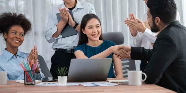 Vielfältige Mitarbeiter Feiern Den Erfolg Mit Handschlag Und Teamwork Arbeitsplatz — Stockfoto