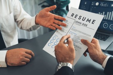 Başvuru formunu doldurmak için iş başvurusunda bulunmuş. Aday, mülakatta resmi konuşma için takım elbise giyer. Kariyer ve iş deneyimiyle ilgili sorularla dolu bir işe alım süreci. Coşkulu