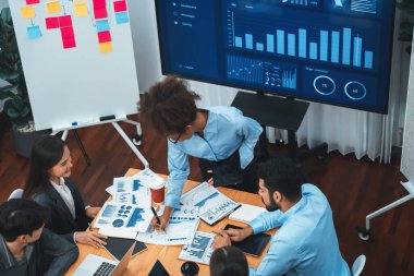 Genç Afrikalı iş kadını modern toplantıda TV ekranında veri analizi paneli sunuyor. Bir grup iş adamıyla konferans odasında iş sunumu. Uyum