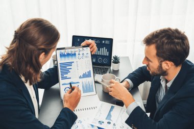 Ofisteki analist ekibi, iş performansını artırmak için bilgisayarında grafik ve çizelge olan BI gösterge panelini kullanarak çalışma alanındaki pazarlama stratejisi için finansal veri analizi yapmakla meşgul. Varlık