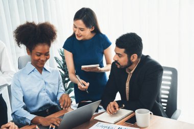 Mutlu iş adamları birlikte çalışır, şirket ofisinde tartışırlar. Profesyonel ve çeşitlilik takım çalışması iş planını bilgisayarda tartışır. Modern çok kültürlü ofis çalışanı. Uyum