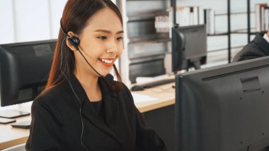 Ofiste çalışan kulaklık takan işadamları uzak müşteri ya da meslektaşlarını desteklemek için çalışıyorlar. Çağrı merkezi, tele pazarlama, müşteri destek acentesi telefon görüşmesinde hizmet sağlıyor. Jivy