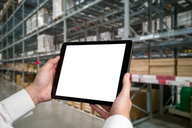 Tasarımınız için mod bilgisayardaki beyaz boş ekran monitör ekranında maket yapın