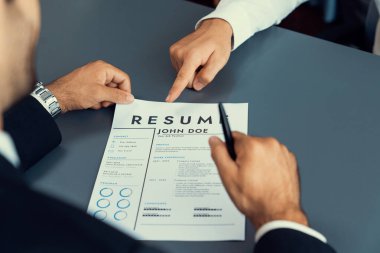 Başvuru formunu doldurmak için iş başvurusunda bulunmuş. Aday, mülakatta resmi konuşma için takım elbise giyer. Kariyer ve iş deneyimiyle ilgili sorularla dolu bir işe alım süreci. Coşkulu