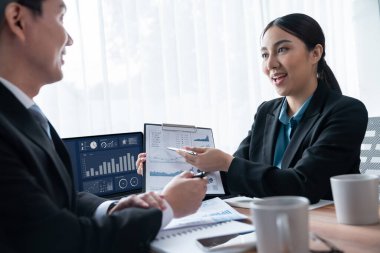 Ofisteki analist ekibi veri analizi ve pazarlama stratejisini güçlü takım çalışmasıyla yapılan toplantıda iş performansını artırmak için BI gösterge paneli ve istatistikleri kullanarak tartışıyor. Sevinçli.