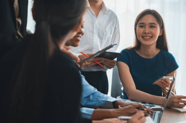 Mutlu iş adamları birlikte çalışır, şirket ofisinde tartışırlar. Profesyonel ve çeşitlilik takım çalışması iş planını bilgisayarda tartışır. Modern çok kültürlü ofis çalışanı. Uyum