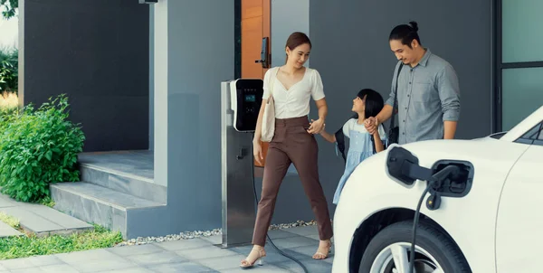 Progressive Young Parents Daughter Electric Vehicle Home Charging Station Green — Foto Stock