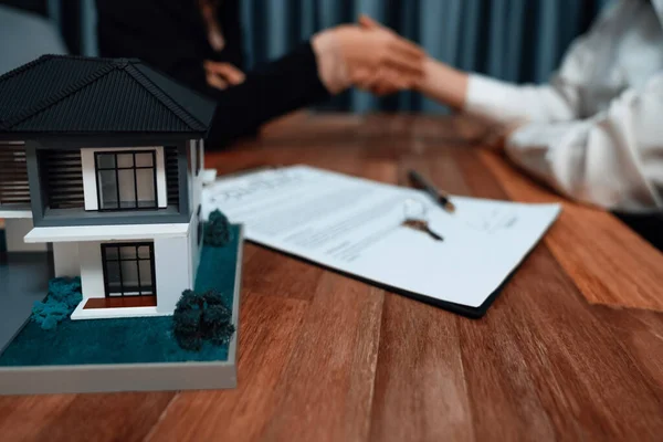 Επιτυχής Συμφωνία Δανείου Σπίτι Σφραγίζεται Μια Χειραψία Αγοραστές Και Πράκτορες — Φωτογραφία Αρχείου