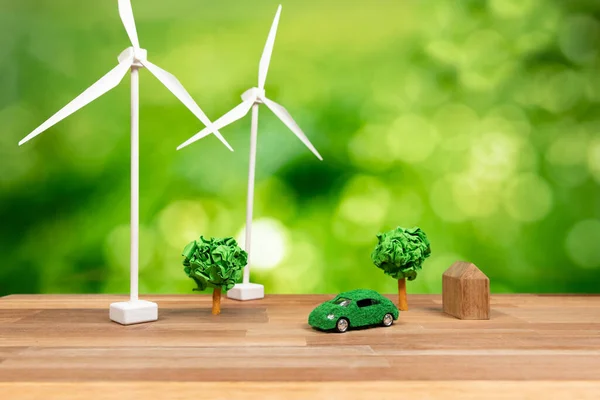 Зеленый Эко Автомобиль Модель Турбины Парком Офисном Столе Устойчивое Возобновляемое — стоковое фото