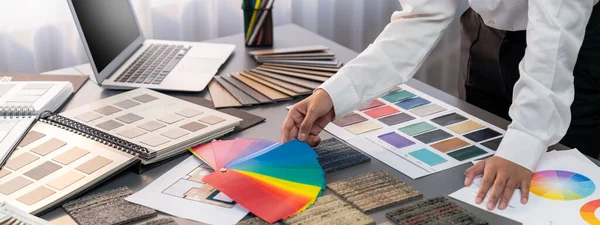 Architekt Wnętrz Przy Stole Roboczym Wybierając Różne Próbki Kolorów Projektu — Zdjęcie stockowe
