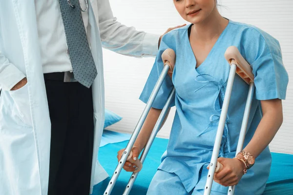 Médico Encarga Del Paciente Muleta Hospital Fisioterapeuta Concepto Recuperación Lesiones — Foto de Stock