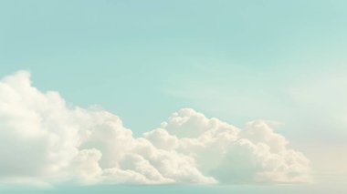 Rengarenk, hafif bir arka planda güzel bir gökyüzü. Pastel tonlu, güneşli ve pofuduk bulutlar ve cennet mavisi renkler örtüşüyor. ResimComment