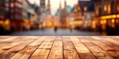 Kasaba meydanının bulanık arka planlı boş ahşap masa. Coşkulu resim.