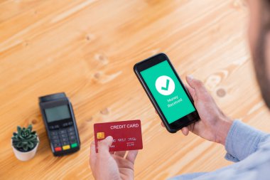 Mobil bankacılık uygulamasında QR kod teknolojisi kullanarak hızlı ve güvenli işlemler yaparak, akıllı telefon uygulaması ile modern alışveriş tarzı için barkod taraması yoluyla kusursuz nakit ödemeleri olanaklı kılıyor. Varlık