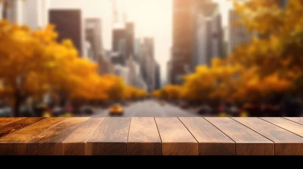秋のビジネス街やオフィスビルを背景にぼやけた空の木製のテーブルトップ 優れた画像 — ストック写真