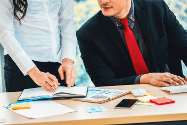 İki iş adamı toplantı odasında proje stratejisi hakkında konuşuyor. İş adamı, iş yerinde iş arkadaşlarıyla proje planlamasını tartışırken aynı zamanda mali raporla ilgili sohbet ve tavsiyelerde bulunuyor. Jivy