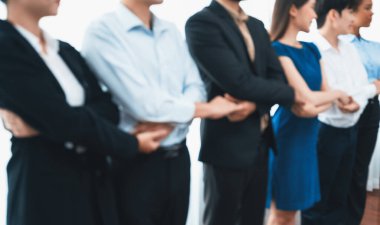 Mutlu ve gülümseyen çok ırklı ofis çalışanı, sinerjiyi ve ticari başarı için işbirliğini destekleyen bir kuyrukta el ele tutuşuyor. Modern işyerinde çeşitli profesyonel ofis çalışanları arasında bağ var. Uyum