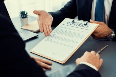 Başvuru formunu doldurmak için iş başvurusunda bulunmuş. Aday, mülakatta resmi konuşma için takım elbise giyer. Kariyer ve iş deneyimiyle ilgili sorularla dolu bir işe alım süreci. Coşkulu