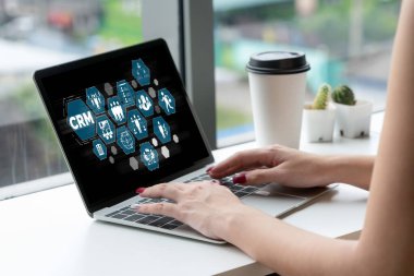 CRM işletme ve işletme için modern bilgisayarda müşteri ilişkileri yönetim sistemi