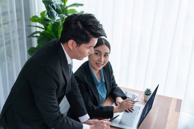 Ofisteki analist ekibi veri analizi ve pazarlama stratejisini güçlü takım çalışmasıyla yapılan toplantıda iş performansını artırmak için BI gösterge paneli ve istatistikleri kullanarak tartışıyor. Sevinçli.