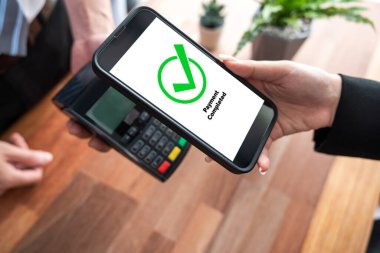 Akıllı telefon uygulamasında barkod taraması yapan kusursuz nakit ödemeler. QR kod teknolojisi, mobil bankacılık uygulaması ile modern alışveriş tarzı için hızlı ve güvenli işlemler. Sevinçli.