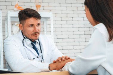 Profesyonel üniformalı doktor hastanedeki ya da klinikteki hastayı muayene ediyor. Sağlık, tıbbi ve doktor servis konsepti. Jivy